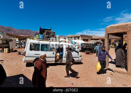 Telouet, Marokko - 14. April 2016: Menschen in einem Straßenmarkt in dem Dorf Telouet im hohen Atlas Region von Marokko Stockfoto