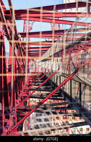 Die Bizkaia Transporter Hängebrücke (Puente de Vizcaya) in Portugalete, Spanien im Inneren. Fuß über die Brücke Plattform Stockfoto