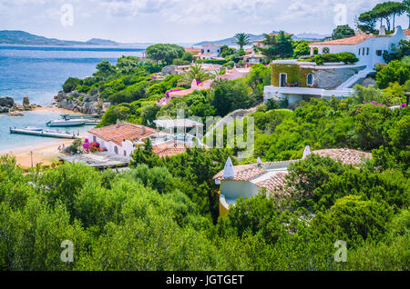 Schönen Küstenabschnitten mit weißen Häusern und Ziegeldächer von Porto Rafael, Palau, Sardinien, Italien Stockfoto