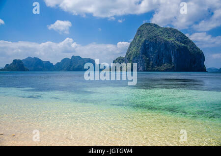 Riesige Felsen der Pinagbuyutan Insel im blauen Ozean. Landschaft von El Nido. Insel Palawan. Philippinen Stockfoto