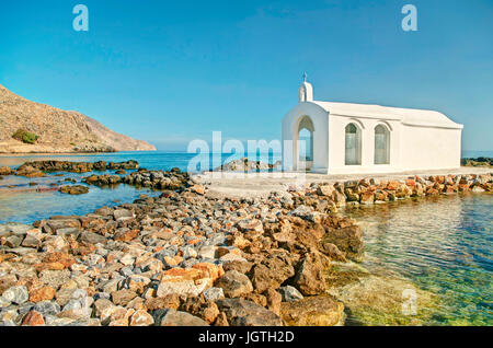 steinigen Weg führt zu kleinen Agios Nikolaos-Kirche in Georgioupolis auf sonnigen Sommermorgen, Chania, Kreta, Griechenland Stockfoto