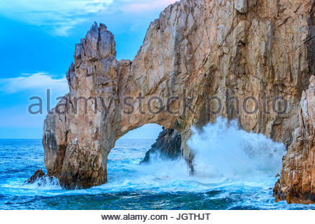 Die Brandung gegen die Felsen am berühmten Arch, Los Arcos bei Lands End. Stockfoto