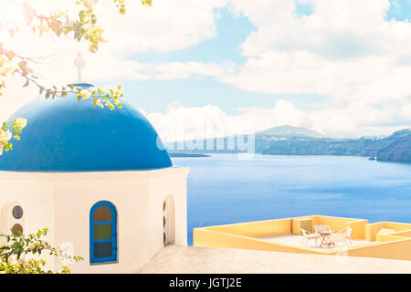 Blick auf orthodoxe Kirche blaue Kuppel und Tag der offenen Tür Terrasse mit Blumen im Vordergrund und Berge mit Meer im Hintergrund an sonnigen Sommertag mit Sonne Stockfoto