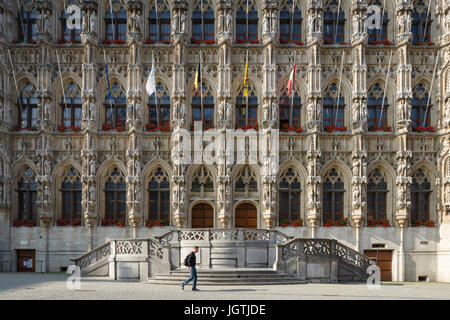 Leuven Rathaus (Stadhuis), Belgien, eine reich verzierte 15. Jahrhundert mittelalterliche Gebäude mit umfangreichen Skulptur und Zinnen. Stockfoto