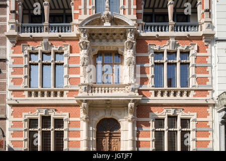 Detail einer hochdekorierten aus dem 19. Jahrhundert-Gebäude-Fassade mit skulpturale Karyatiden oder Atalante Figuren n Zentrum von Leuven, Belgien. Stockfoto