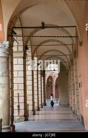 Palazzo Isolani mit Portikus; Santo Stefano Platz; Bologna; Italien Stockfoto