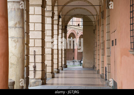 Palazzo Isolani mit Portikus; Santo Stefano Platz; Bologna, Italien Stockfoto