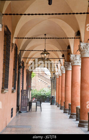 Palazzo Isolani mit Portikus; Santo Stefano Platz; Bologna; Italien Stockfoto