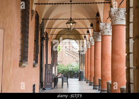 Palazzo Isolani mit Portikus; Santo Stefano Platz; Bologna; Italien Stockfoto