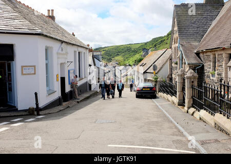 Port Isaac, Cornwall, UK. 3. Juli 2017.  Die Hauptstraße führt hinunter zum Hafen, vorbei an der alten Schule in Port Isaac in Cornwall. Stockfoto