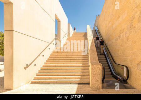 Außentreppe und Rolltreppe in Yad Vashem, der Holocaust-Museum auf dem Herzlberg, Jerusalem, Israel, Naher Osten. Stockfoto