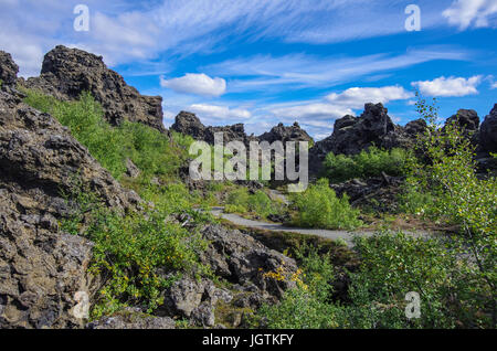 Dimmuborgir - Felsenstadt in der Nähe der See Mývatn in Nordisland mit vulkanischen Höhlen, Lavafelder und Felsformationen Stockfoto