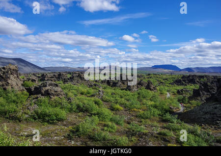 Dimmuborgir - Felsenstadt in der Nähe der See Mývatn in Nordisland mit vulkanischen Höhlen, Lavafelder und Felsformationen Stockfoto