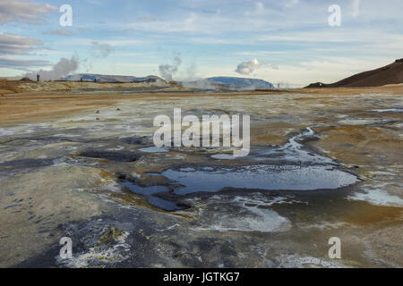 Hverarond Erdwärmefeldes in Island. Dies ist ein Feld in der Krafla-Caldera-Gegend in der Nähe Mvatmn See, der voll ist von Schlammpötte, steam Vents, Schwefel Ablagerungen Stockfoto