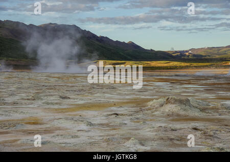 Hverarond Erdwärmefeldes in Island. Dies ist ein Feld in der Krafla-Caldera-Gegend in der Nähe Mvatmn See, der voll ist von Schlammpötte, steam Vents, Schwefel Ablagerungen Stockfoto