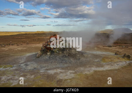 Hverarond Erdwärmefeldes in Island. Dies ist ein Feld in der Krafla-Caldera-Gegend in der Nähe Mvatmn See, der voll ist von Schlammpötte, steam Vents, Schwefel Ablagerungen Stockfoto