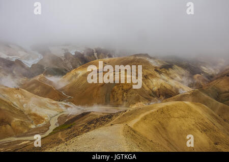 Kerlingarfjoll oder die Grobiane Berge, eine vulkanische Bergkette liegt im Hochland von Island. Dampf aus dem Erdinneren Stockfoto