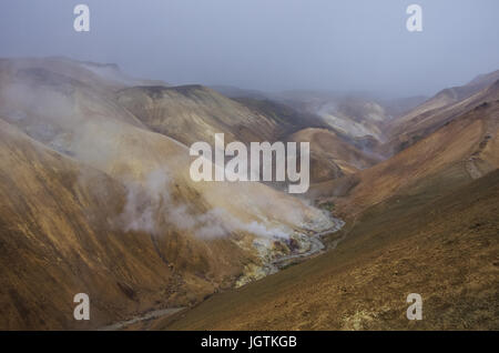 Kerlingarfjoll oder die Grobiane Berge, eine vulkanische Bergkette liegt im Hochland von Island. Dampf aus dem Erdinneren Stockfoto