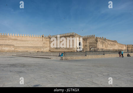 Fes, Marokko - 9. Mai 2017: Alte Medina Mauer und Tor in Fez. Boujloud Quadrat, Marokko Stockfoto