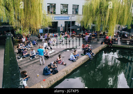 Großbritannien, London - 8. April 2015: der Camden Market in London, England. Menschen sitzen auf dem asphalt Stockfoto