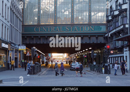 Hielanman's Highlander Regenschirm Eisenbahnbrücke von Glasgow Central Station, Argyle Street am stärksten verschmutzten Stelle in Glasgow mit angrenzendem Hope Street Stockfoto