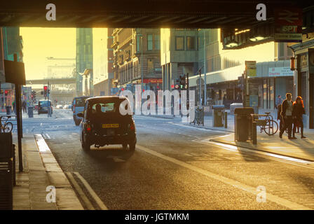 Hielanman's Highlander Regenschirm Eisenbahnbrücke von Glasgow Central Station, Argyle Street am stärksten verschmutzten Stelle in Glasgow mit angrenzendem Hope Street Stockfoto