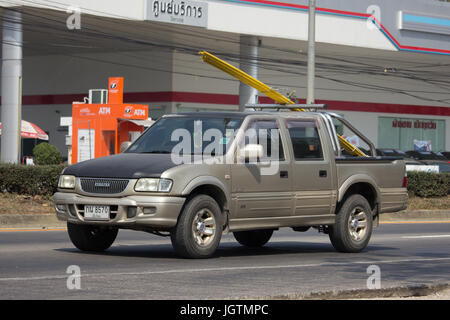 CHIANG MAI, THAILAND-16. Februar 2017: Private Isuzu Pickup-Truck. Auf der Straße no.1001 8 km von Chiang Mai Stadt. Stockfoto