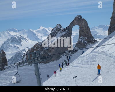 Val d ' Isere, Frankreich - 15. März 2016: eine seltsame Felsvorsprung geformt wie ein Nadelöhr Stockfoto