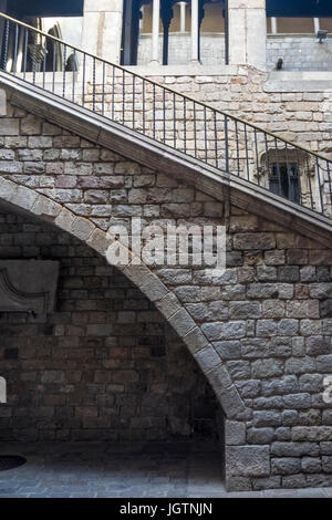 Ein mittelalterlicher Innenhof im Museu Picasso, Barcelona, Spanien. Stockfoto