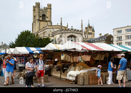 Cambridge General Market und Great St. Marien Kirche, Marktplatz, Cambridge, Cambridgeshire, England, Vereinigtes Königreich Stockfoto