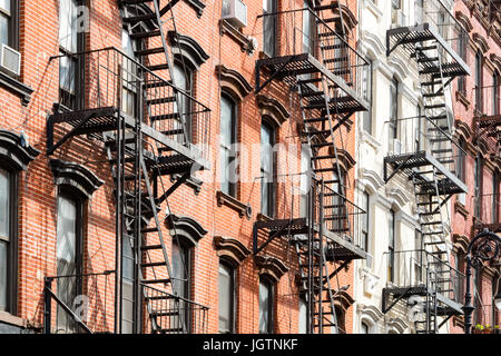 New York City Stil Mehrfamilienhäuser Außenansicht mit Fenstern und Feuerleitern Stockfoto