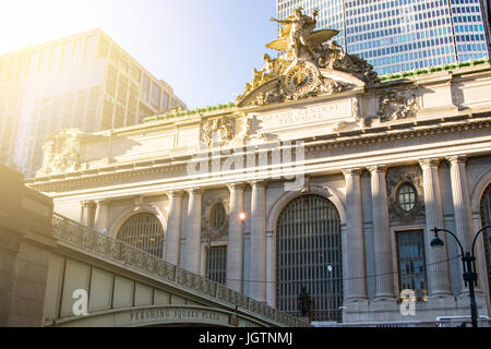 Sonnenlicht scheint auf der Vorderseite des Grand Central Station in Manhattan, New York City NYC Stockfoto