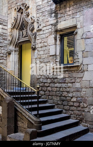 Ein mittelalterlicher Innenhof im Museu Picasso, Barcelona, Spanien. Stockfoto