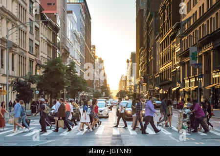 NEW YORK CITY - ca. 2017: Beschäftigt Massen von Menschen überqueren der Kreuzung 5th Avenue und 23rd Street in Manhattan, New York City mit dem bunten s Stockfoto