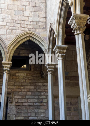 Ein mittelalterlicher Innenhof im Museu Picasso, Barcelona, Spanien. Stockfoto