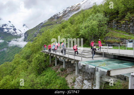 Touristen von Adler Straße Aussichtsplattform über dem Geirangerfjord betrachten. Geiranger, Sunnmøre Region Møre Og Romsdal Grafschaft, Norwegen Stockfoto