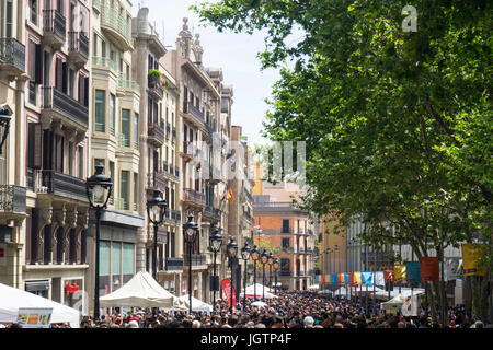 Menschenmassen op Menschen zu Fuß auf die Avinguda del Portal de l'Àngel auf Sat Jordi Tag, Barcelona, Spanien. Stockfoto