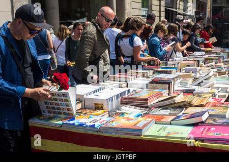 Einen bücherstand in der Straße Sant Jordi Tag, Barcelona, Spanien. Stockfoto