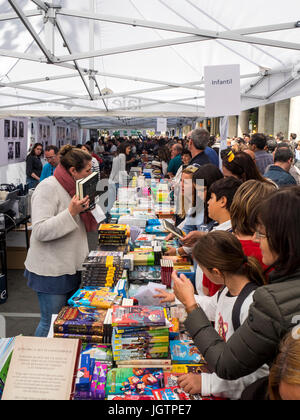 Einen bücherstand in der Straße Sant Jordi Tag, Barcelona, Spanien. Stockfoto