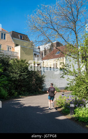 Mann Joggen im Gelände des Schlossparks, Paleistuin, Den Haag (The Hague), Niederlande. Stockfoto