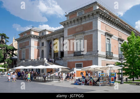 Touristen vor dem Prado-Museum Gebäudeeingang, Madrid, Spanien Stockfoto