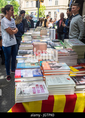 Einen bücherstand in der Straße Sant Jordi Tag, Barcelona, Spanien. Stockfoto