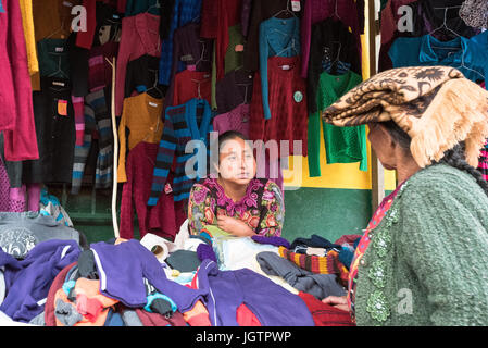 Zwei Frauen altersgemischte in die typische einheimische Kleidung auf dem Markt in Guatemala Stockfoto