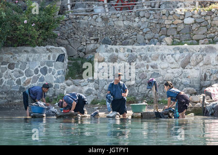 Mehrere Frauen altersgemischte in die typische einheimische Kleidung Reinigung und Wäsche waschen, Lake Atitlan, Guatemala Stockfoto