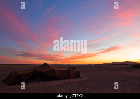 Sunet im Camp in der Wüste, in der Nähe von Erg Chebbi Stockfoto