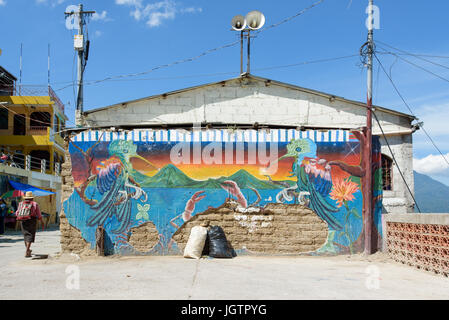 Ein verlassenes Gebäude mit Graffiti in einem Dorf, Atitlan, Guatemala Stockfoto