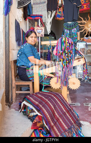 Eine indigene Frau junge Maya webt in Santa Rosa, Lake Atitlan, Maya Weber im ländlichen Guatemala wurden die Textilien seit Jahrhunderten. Stockfoto