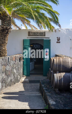 Eingang des Museo del Vino, Wein Museum an der Bodega El Grifo, Weingut in La Geria, Lanzarote, Kanarische Inseln, Spanien, Europa Stockfoto