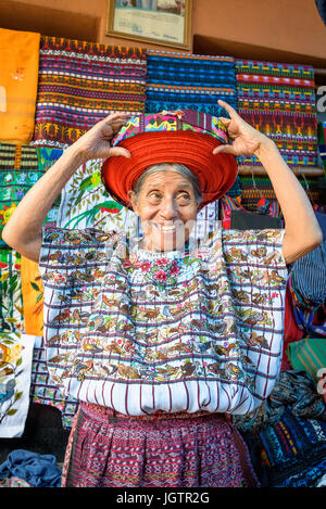 Eine ältere Indegenous Maya-Frau trägt traditionelle, einschließlich eine Tocoyal oder einen Kopf wickeln typischen Hut von Santiago Atitlan, Guatemala Kleidung Stockfoto