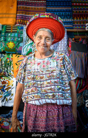 Eine ältere Indegenous Maya-Frau trägt traditionelle, einschließlich eine Tocoyal oder einen Kopf wickeln typischen Hut von Santiago Atitlan, Guatemala Kleidung Stockfoto